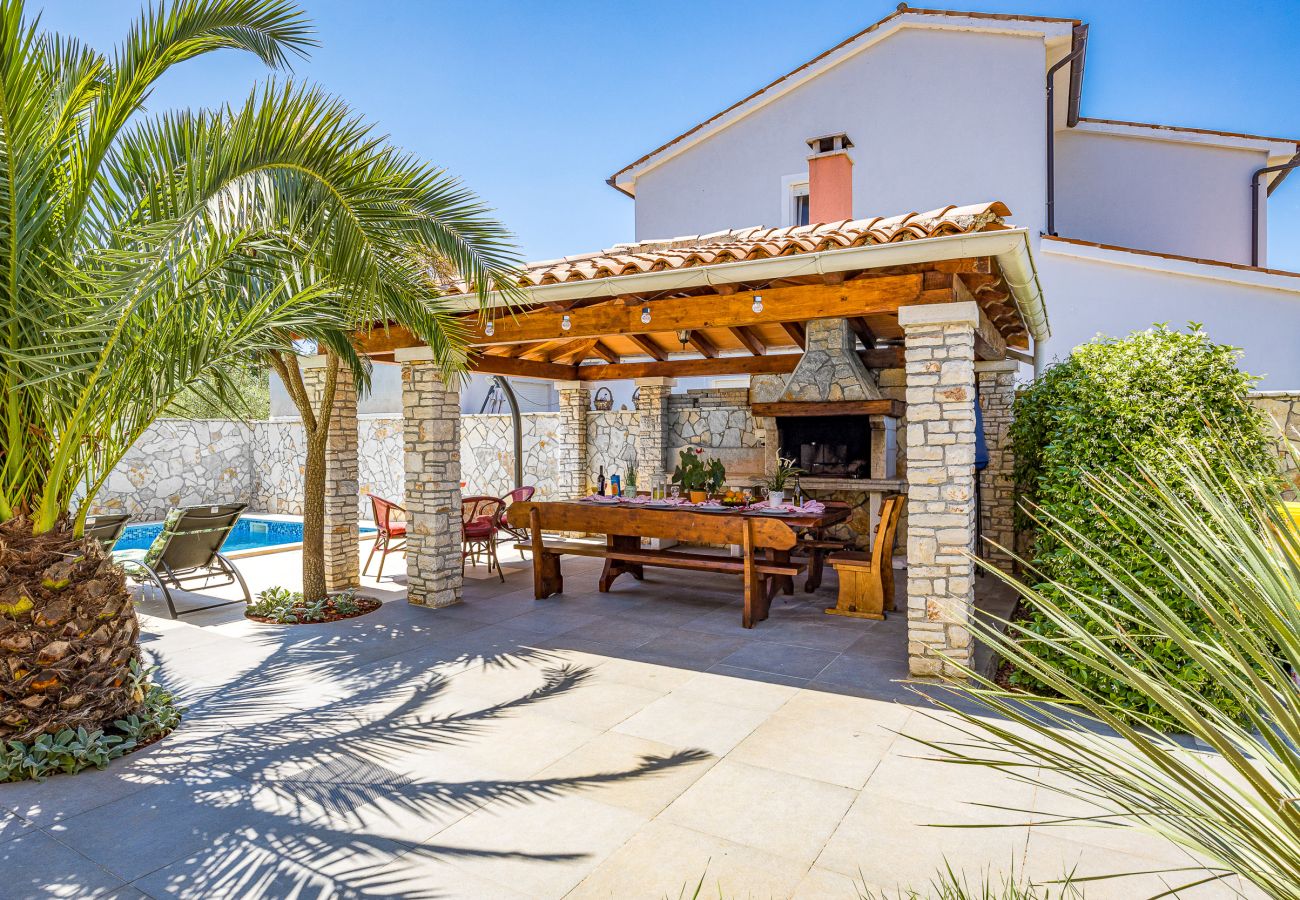 Villa in Šišan - Cozy Villa for 10 with Pool, BBQ, Billiards