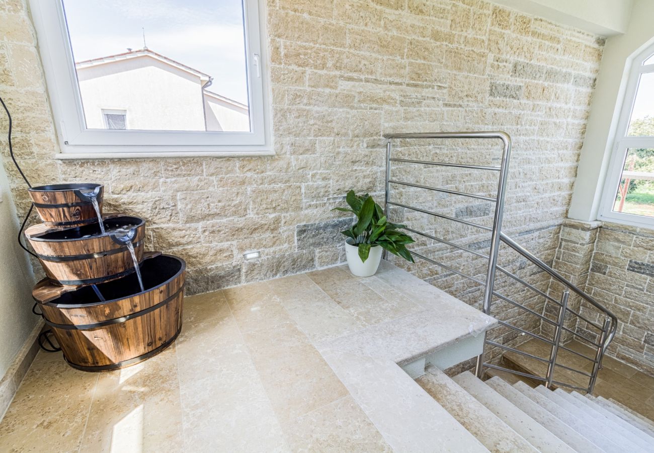 Villa in Šišan - Cozy Villa for 10 with Pool, BBQ, Billiards