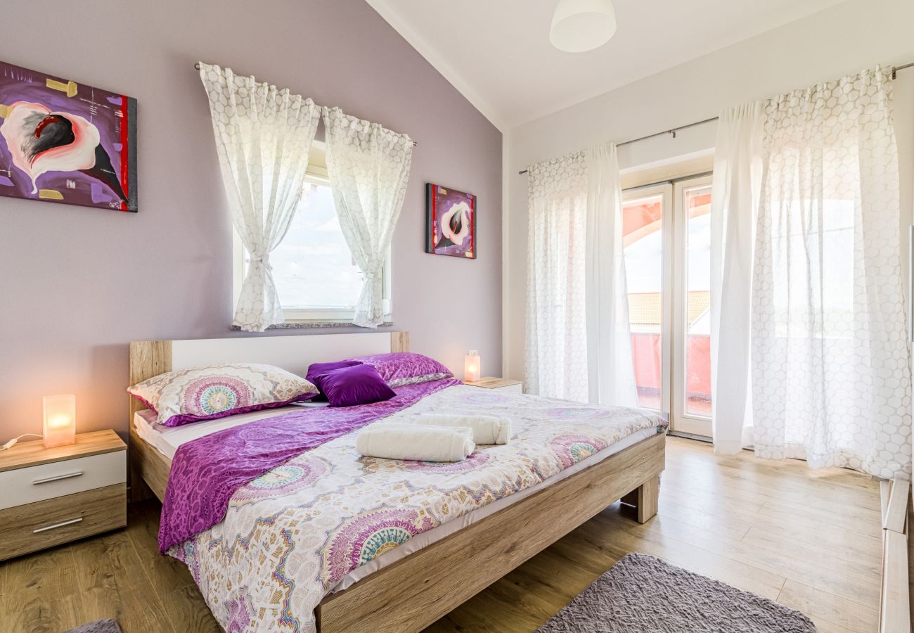 Villa in Šišan - Cozy Villa for 10 with Pool, BBQ, Billiards