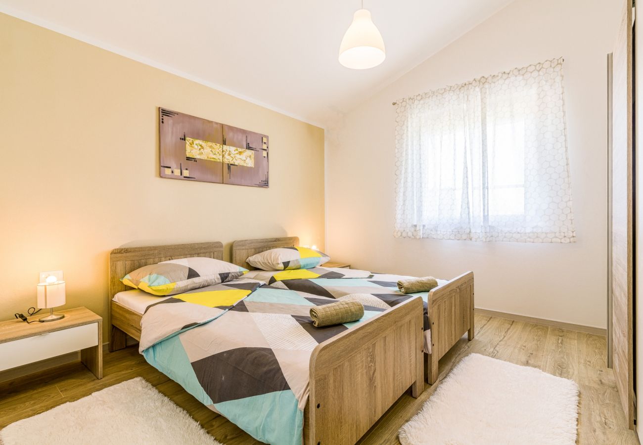 Villa in Šišan - Cozy Villa for 10 with Pool, BBQ, Billiards