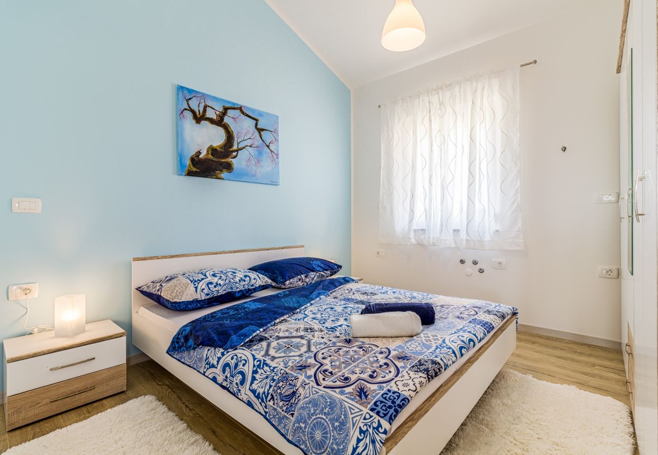 Villa in Šišan - Cozy Villa for 10 with Pool, BBQ, Billiards
