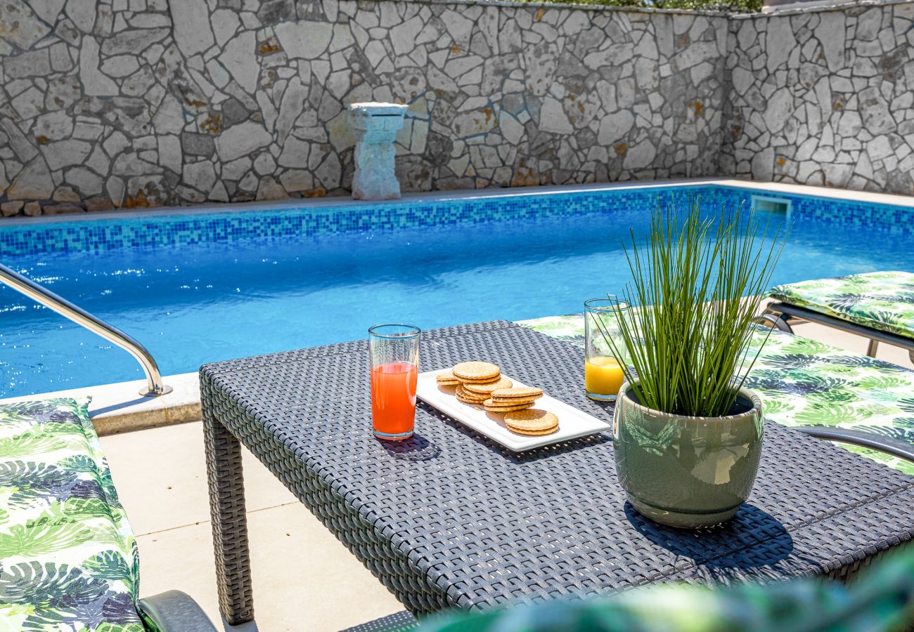 Villa in Šišan - Cozy Villa for 10 with Pool, BBQ, Billiards