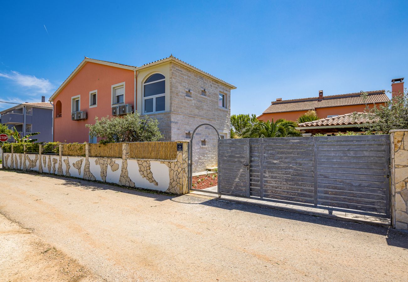 Villa in Šišan - Cozy Villa for 10 with Pool, BBQ, Billiards