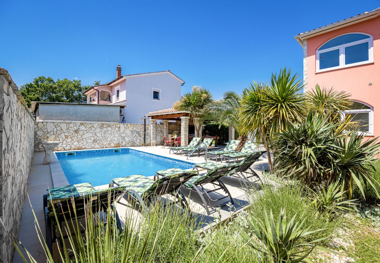 Villa in Šišan - Cozy Villa for 10 with Pool, BBQ, Billiards