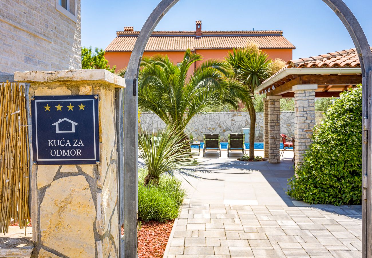 Villa in Šišan - Cozy Villa for 10 with Pool, BBQ, Billiards
