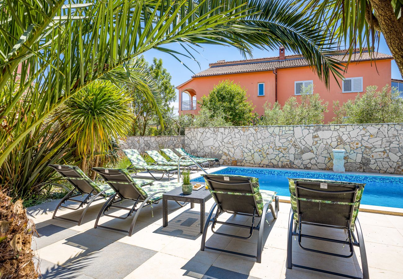 Villa in Šišan - Cozy Villa for 10 with Pool, BBQ, Billiards