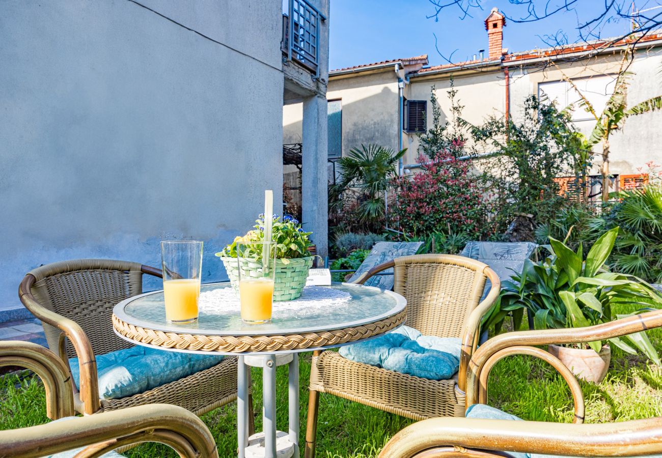 Apartment in Pula - Apartment Rossi Pula with Magical Garden