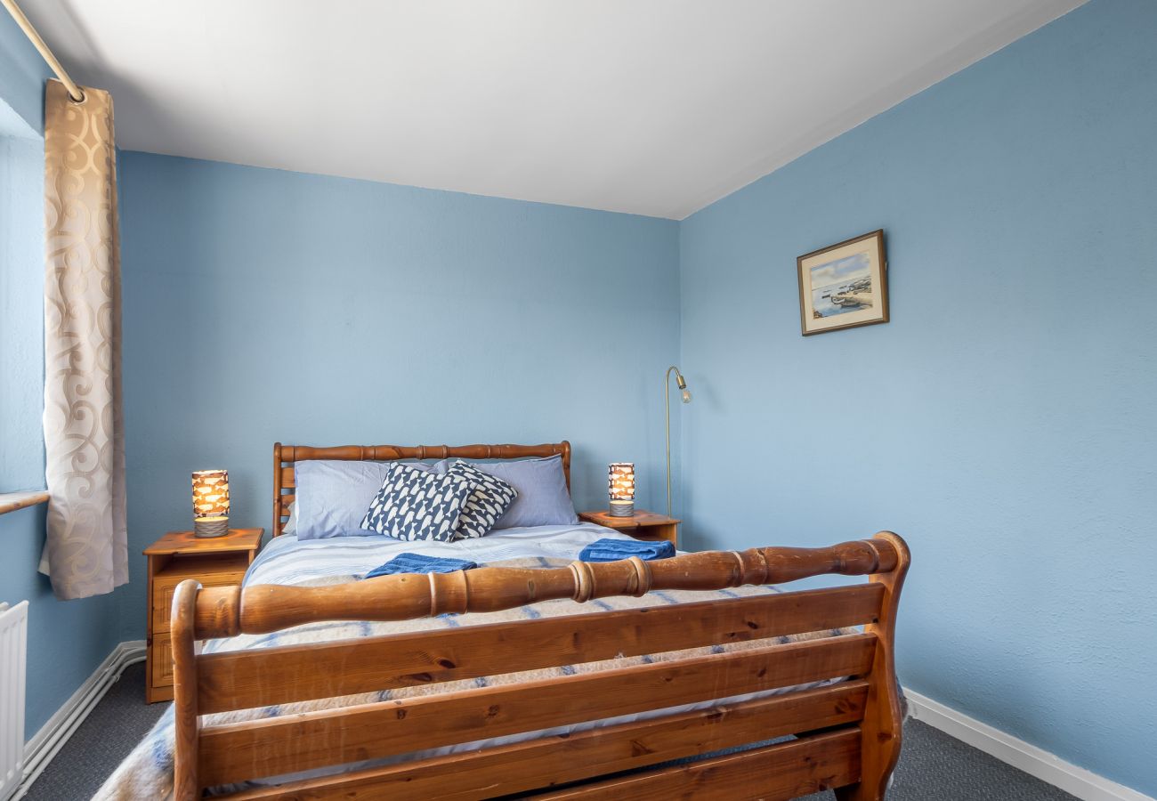 House in Cleggan - Hugh’s Cottage: Sea & Lake Views to Steal Your Heart
