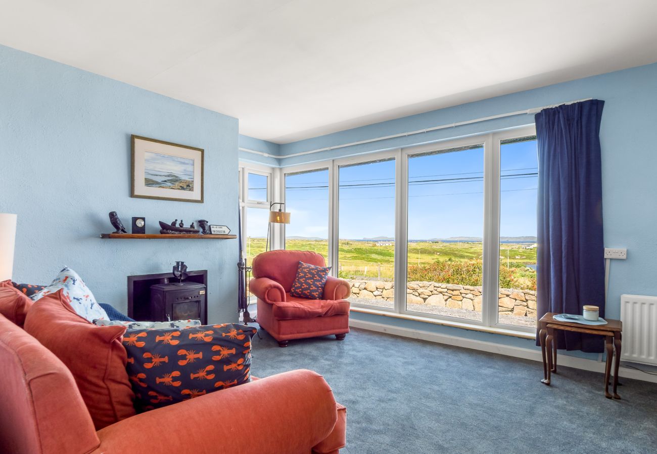 House in Cleggan - Hugh’s Cottage: Sea & Lake Views to Steal Your Heart