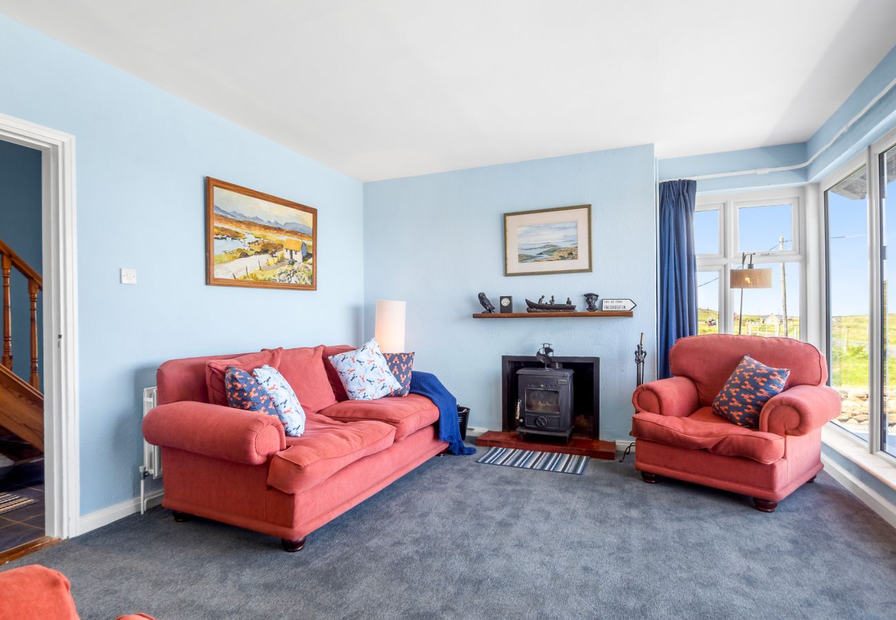 House in Cleggan - Hugh’s Cottage: Sea & Lake Views to Steal Your Heart