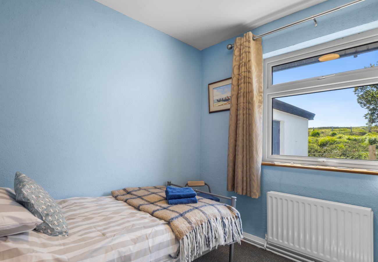 House in Cleggan - Hugh’s Cottage: Sea & Lake Views to Steal Your Heart