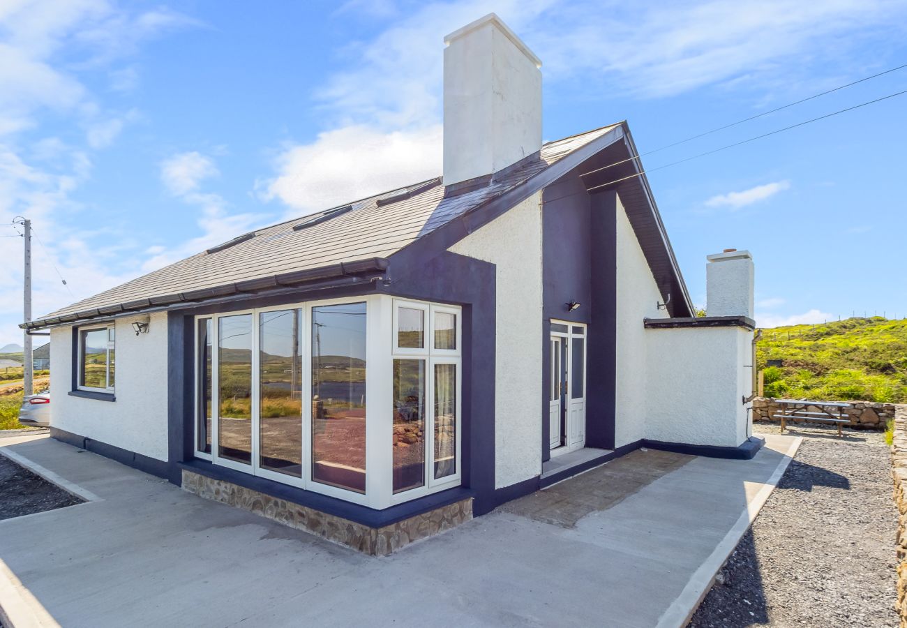 House in Cleggan - Hugh’s Cottage: Sea & Lake Views to Steal Your Heart