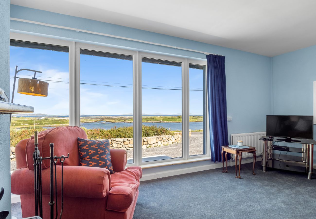 House in Cleggan - Hugh’s Cottage: Sea & Lake Views to Steal Your Heart