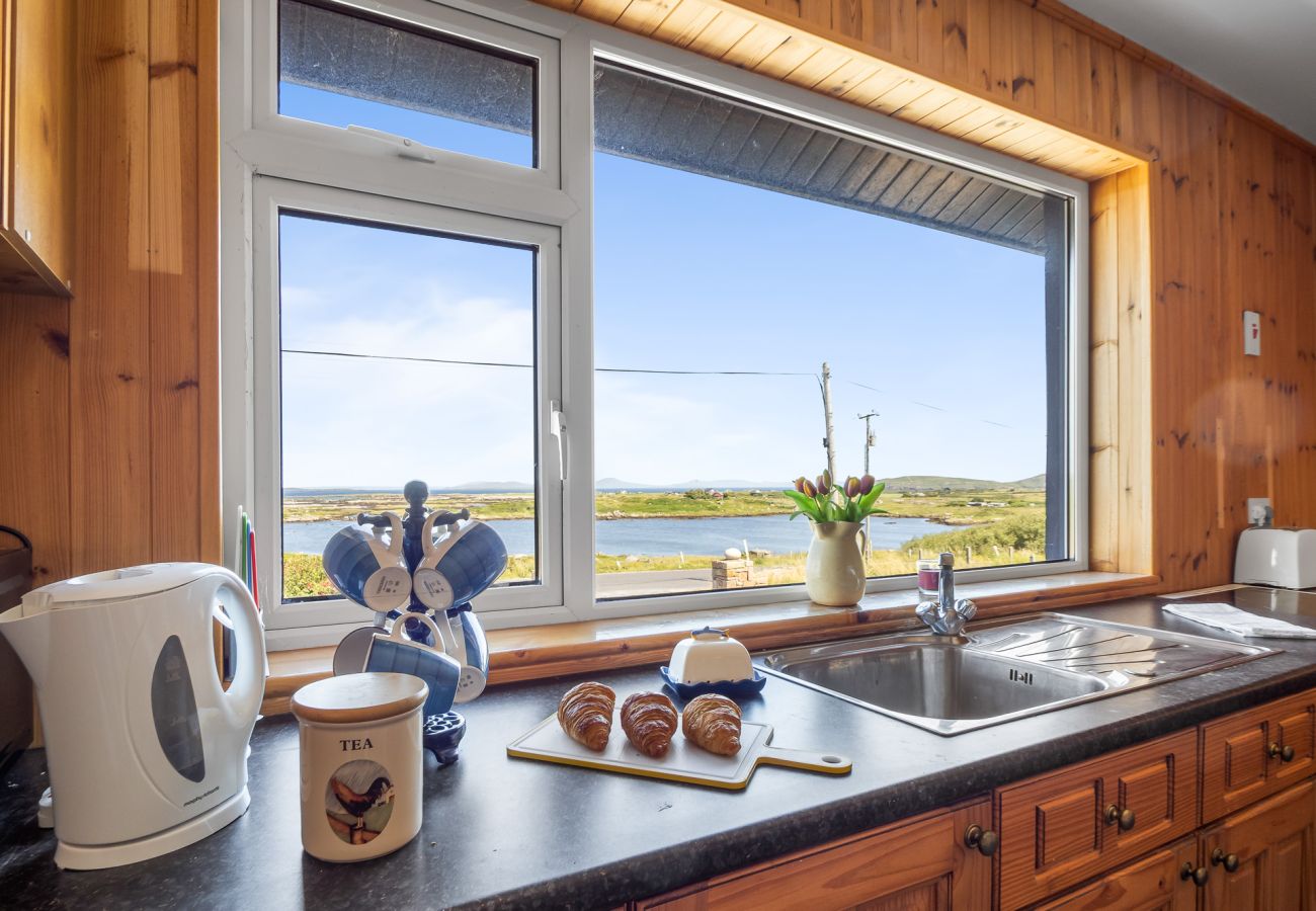 House in Cleggan - Hugh’s Cottage: Sea & Lake Views to Steal Your Heart