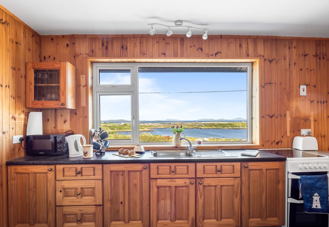 House in Cleggan - Hugh’s Cottage: Sea & Lake Views to Steal Your Heart
