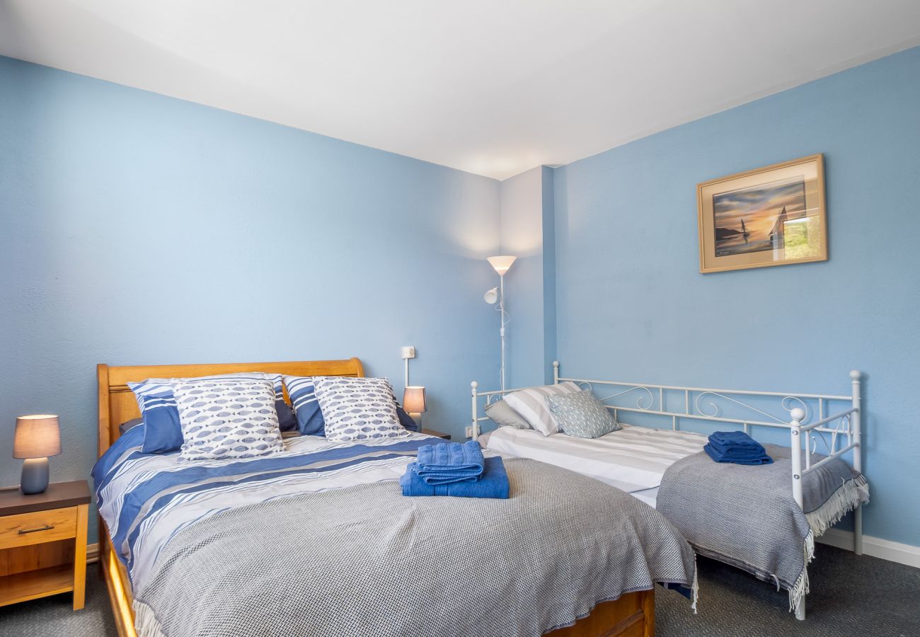 House in Cleggan - Hugh’s Cottage: Sea & Lake Views to Steal Your Heart