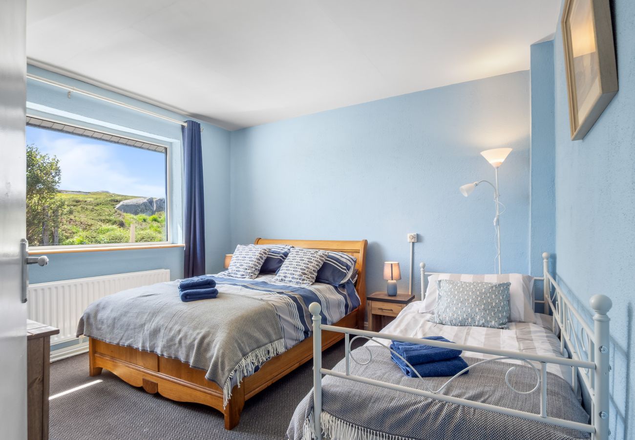 House in Cleggan - Hugh’s Cottage: Sea & Lake Views to Steal Your Heart
