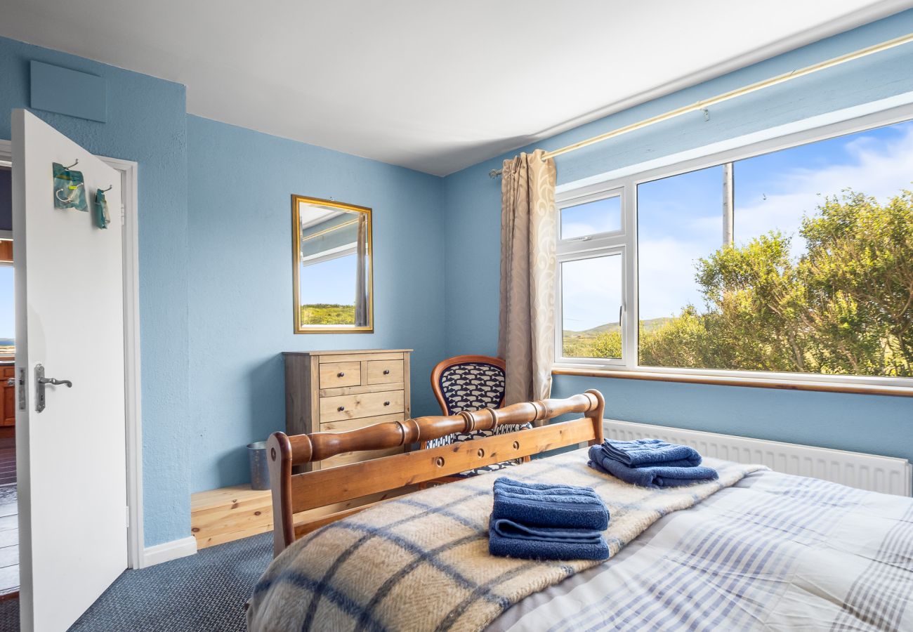House in Cleggan - Hugh’s Cottage: Sea & Lake Views to Steal Your Heart