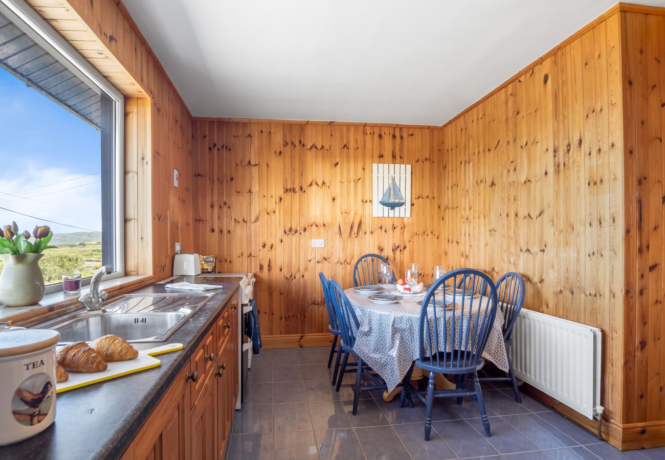 House in Cleggan - Hugh’s Cottage: Sea & Lake Views to Steal Your Heart