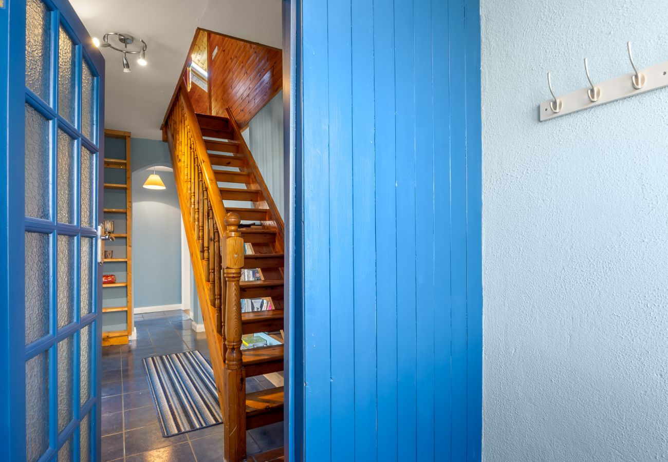 House in Cleggan - Hugh’s Cottage: Sea & Lake Views to Steal Your Heart