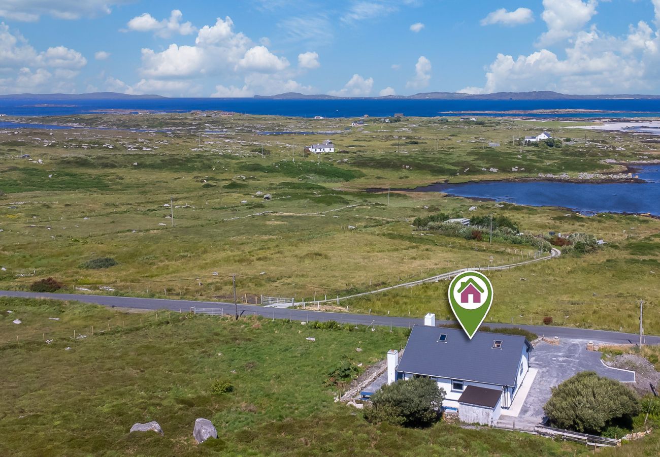House in Cleggan - Hugh’s Cottage: Sea & Lake Views to Steal Your Heart
