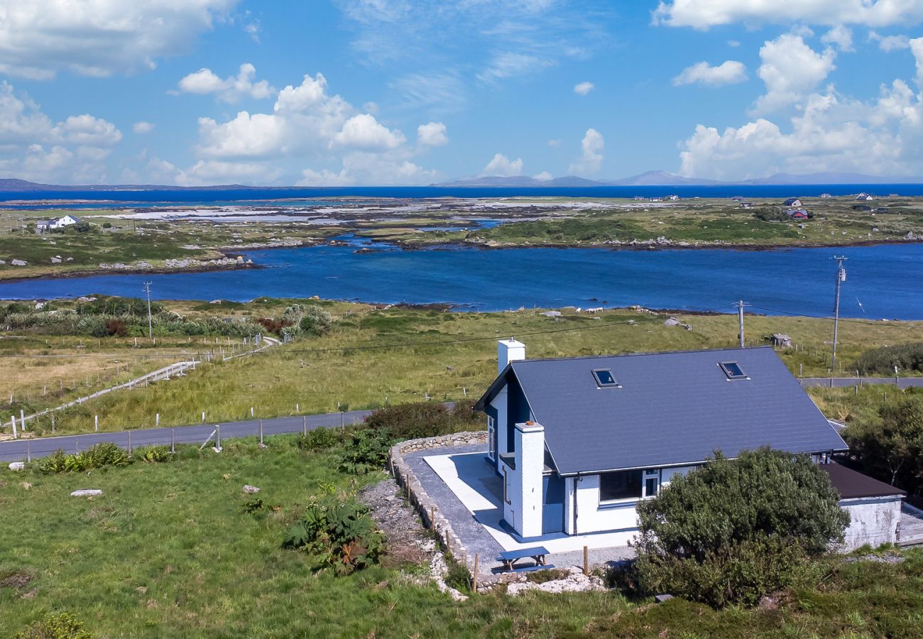 House in Cleggan - Hugh’s Cottage: Sea & Lake Views to Steal Your Heart