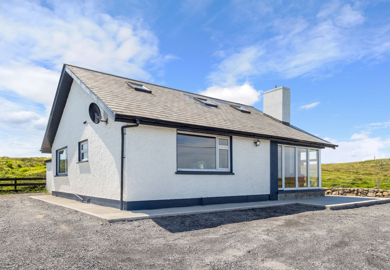House in Cleggan - Hugh’s Cottage: Sea & Lake Views to Steal Your Heart