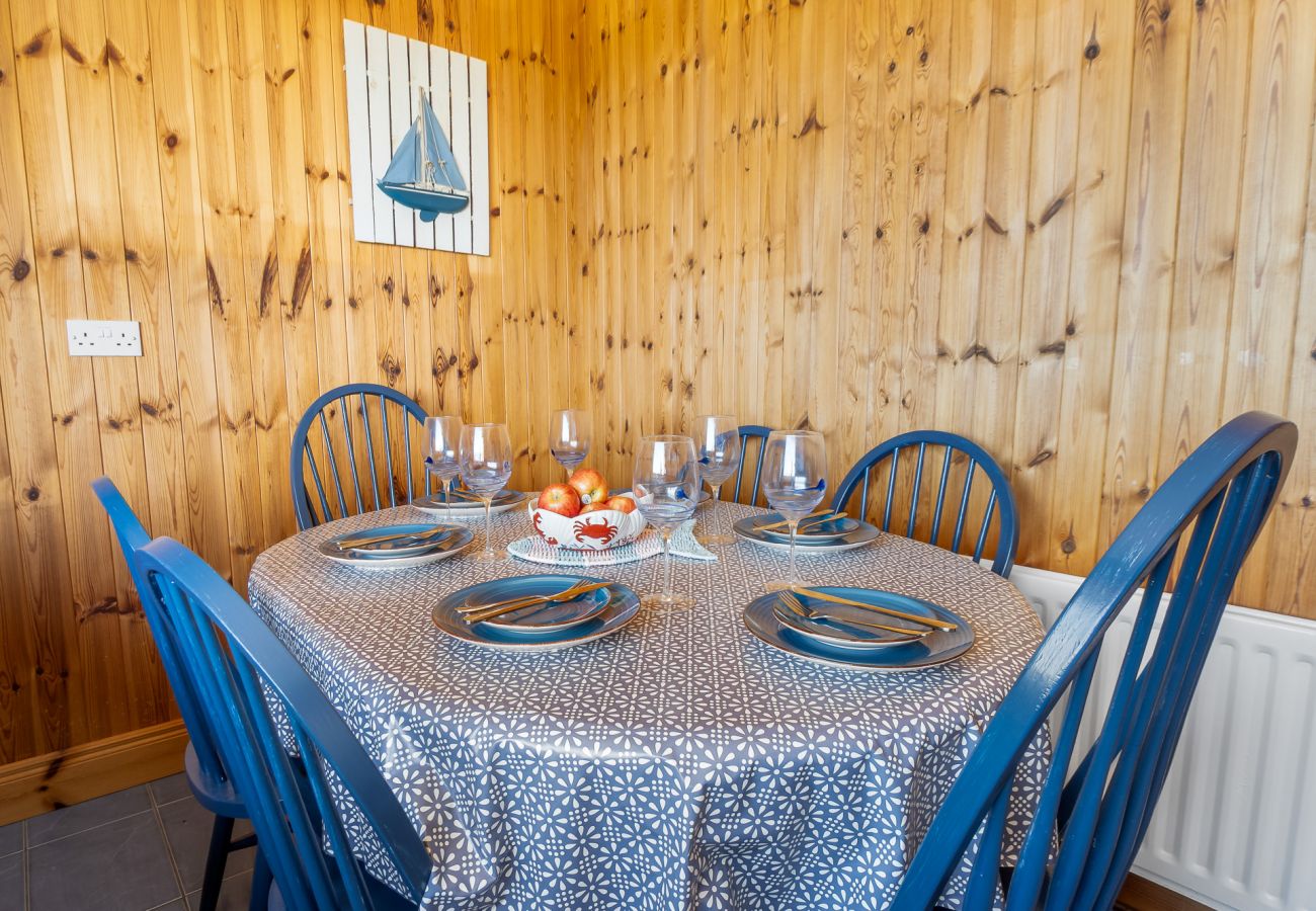 House in Cleggan - Hugh’s Cottage: Sea & Lake Views to Steal Your Heart