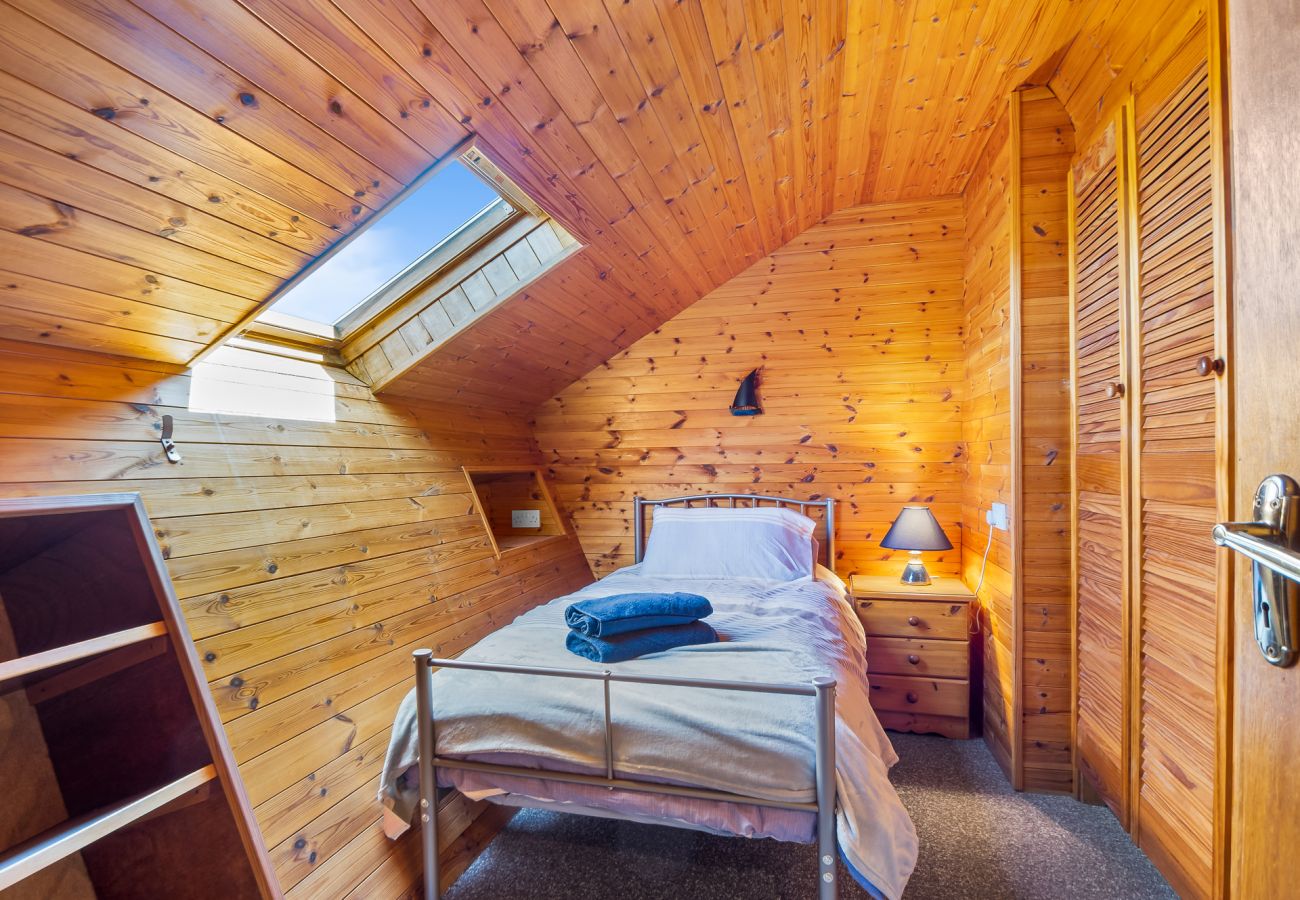 House in Cleggan - Hugh’s Cottage: Sea & Lake Views to Steal Your Heart