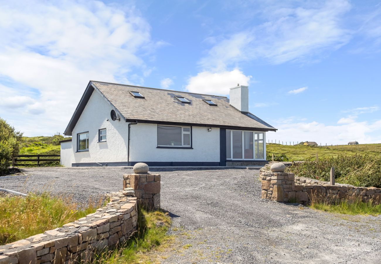 House in Cleggan - Hugh’s Cottage: Sea & Lake Views to Steal Your Heart