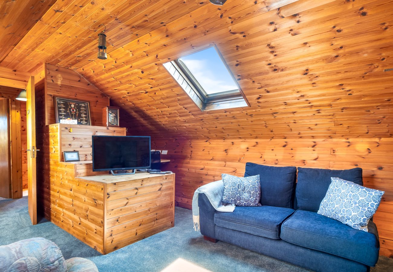 House in Cleggan - Hugh’s Cottage: Sea & Lake Views to Steal Your Heart