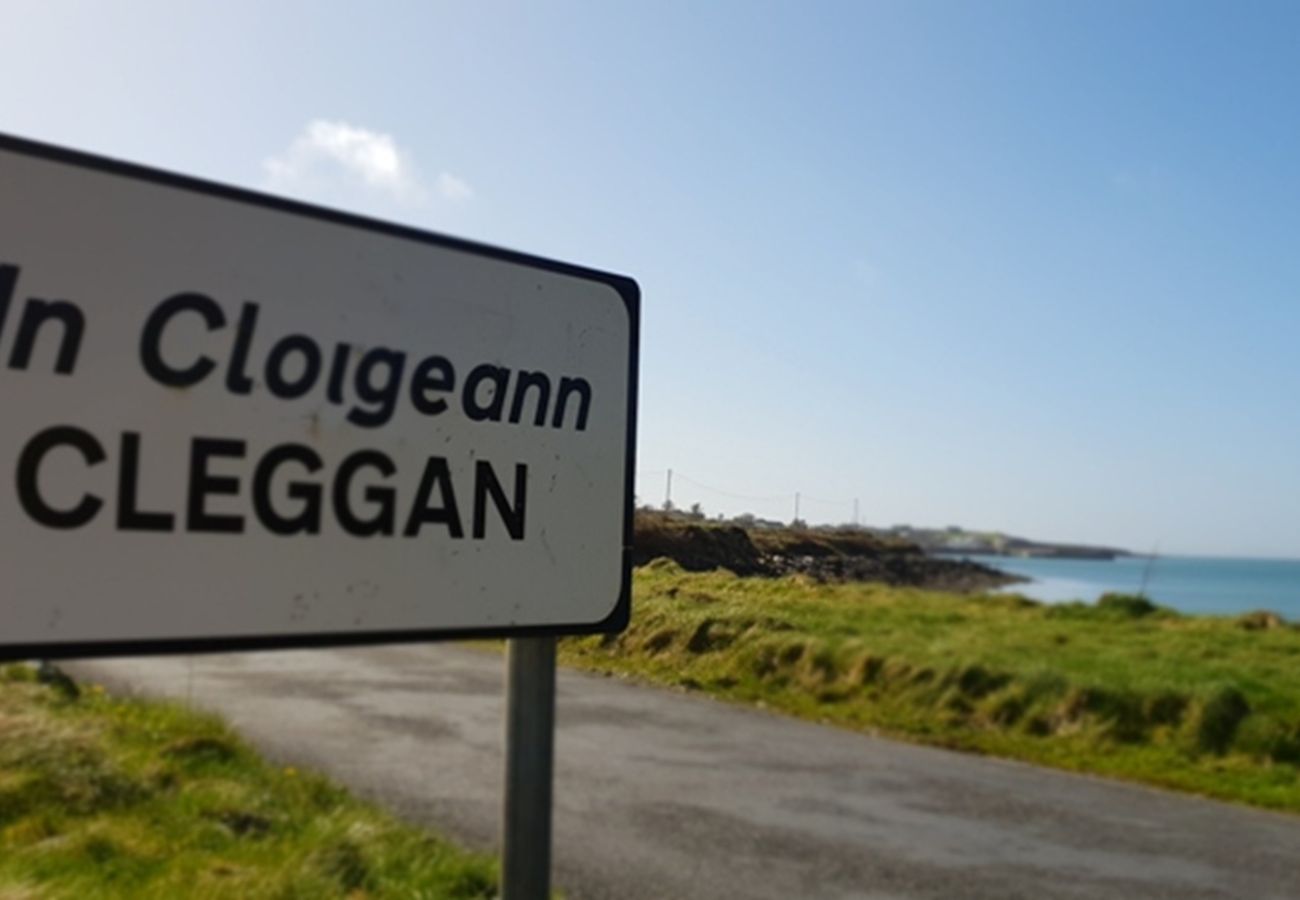 House in Cleggan - Hughs Cottage Panoramic Sea & Lake Views