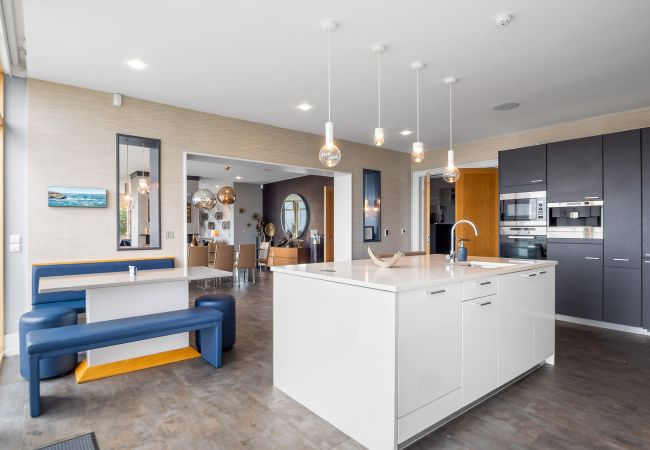 Villa in Clifden - Suaimhneas Villa with Castle and Sea Views  Villa in Clifden - Suaimhneas Villa with Castle and Sea Views