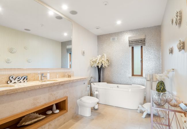 Villa in Clifden - Suaimhneas Villa with Castle and Sea Views  Villa in Clifden - Suaimhneas Villa with Castle and Sea Views