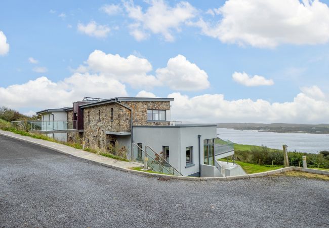 Villa in Clifden - Suaimhneas Villa with Castle and Sea Views  Villa in Clifden - Suaimhneas Villa with Castle and Sea Views