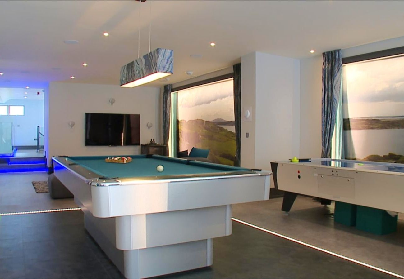 Villa in Clifden - Suaimhneas Villa with Castle and Sea Views 