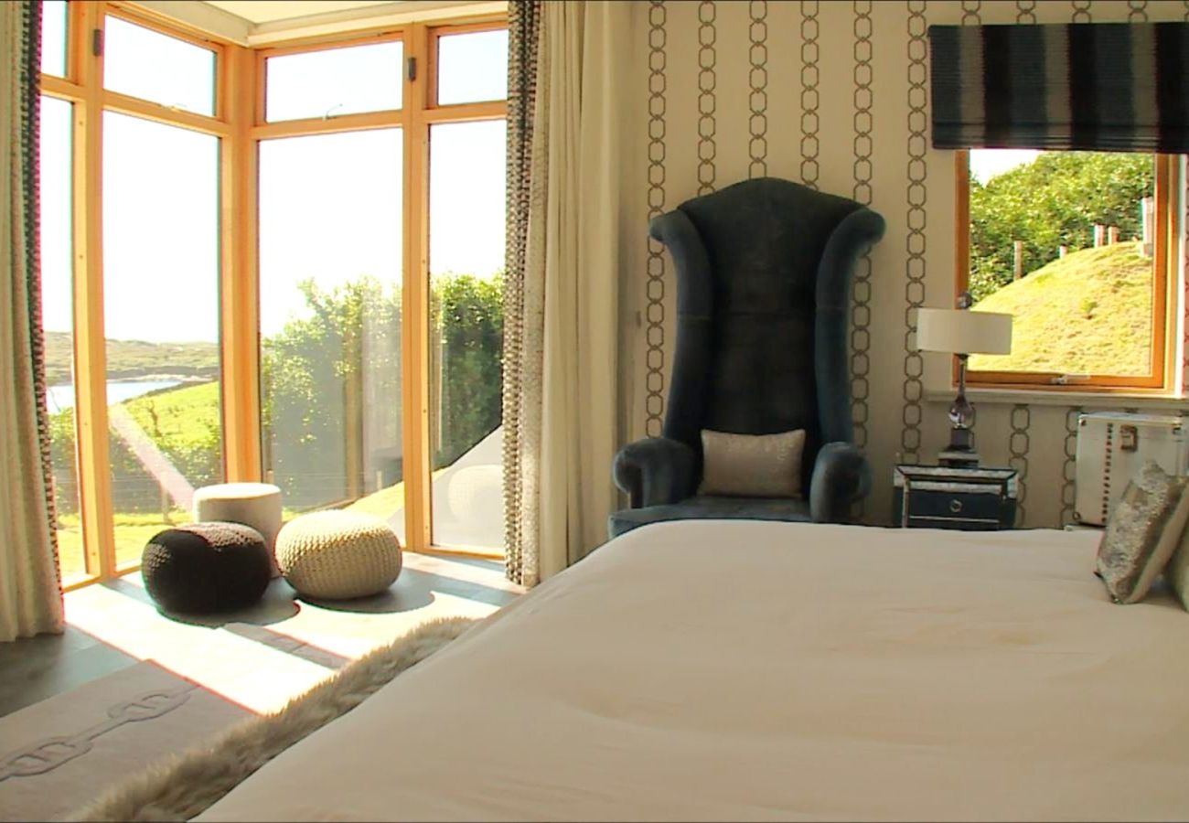 Villa in Clifden - Suaimhneas Villa with Castle and Sea Views 