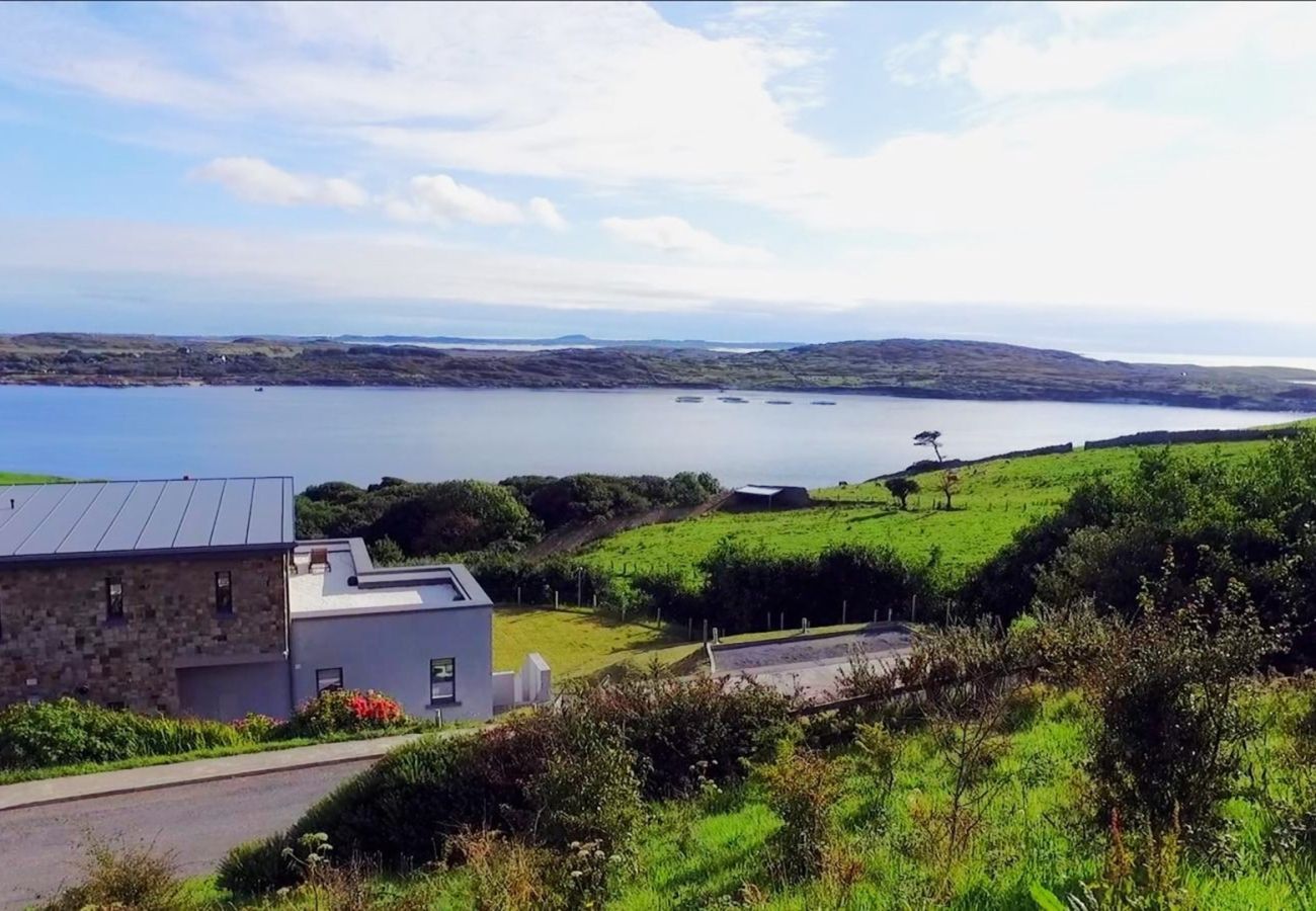 Villa in Clifden - Suaimhneas Villa with Castle and Sea Views 