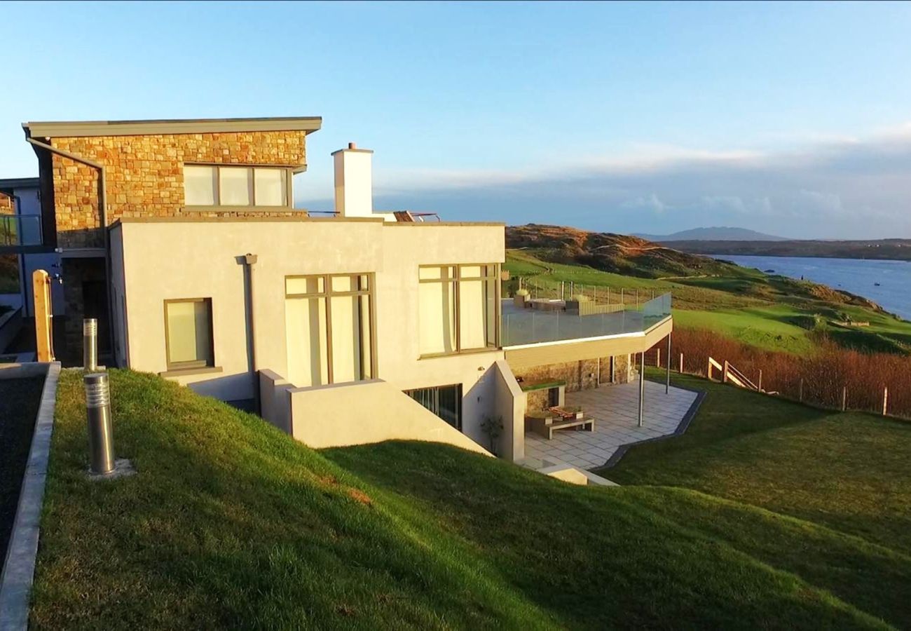 Villa in Clifden - Suaimhneas Villa with Castle and Sea Views 