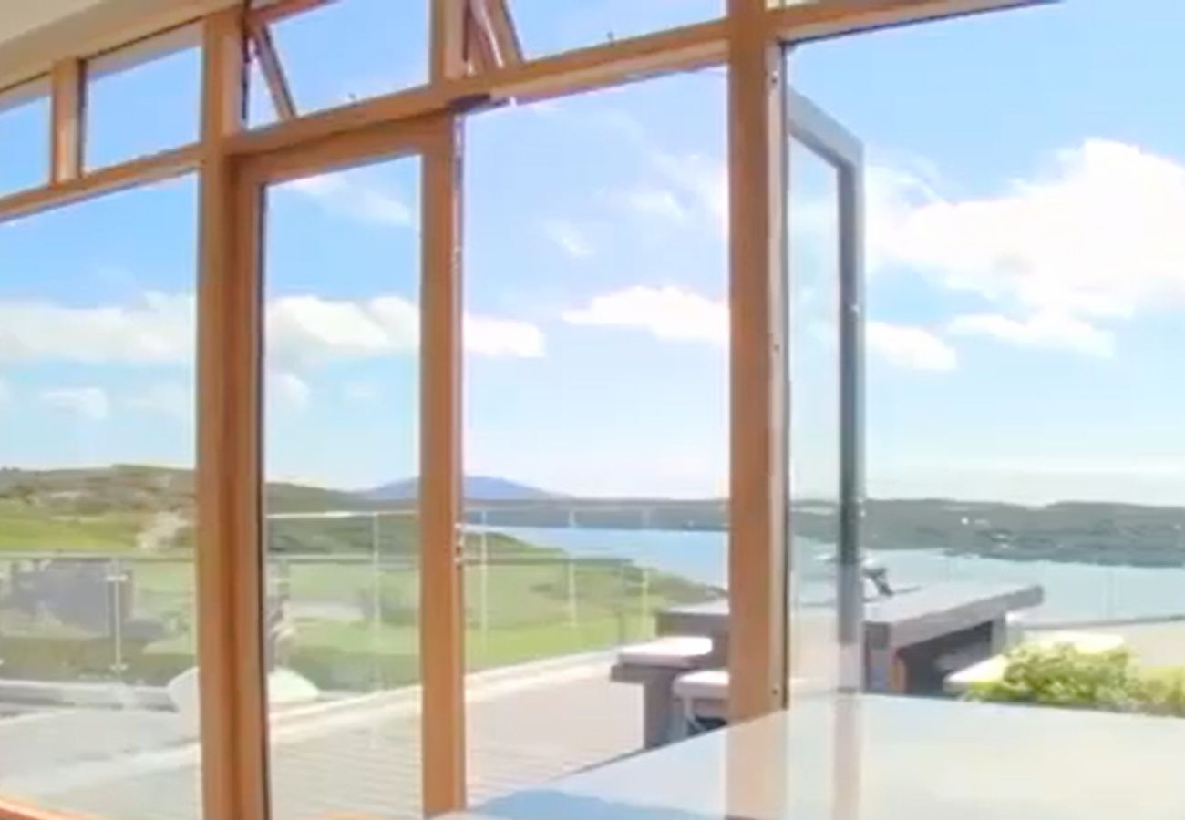 Villa in Clifden - Suaimhneas Villa with Castle and Sea Views 