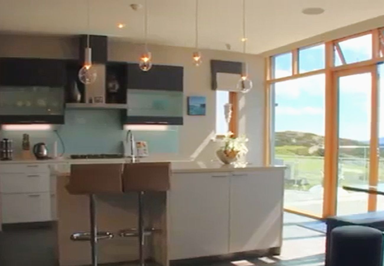Villa in Clifden - Suaimhneas Villa with Castle and Sea Views 