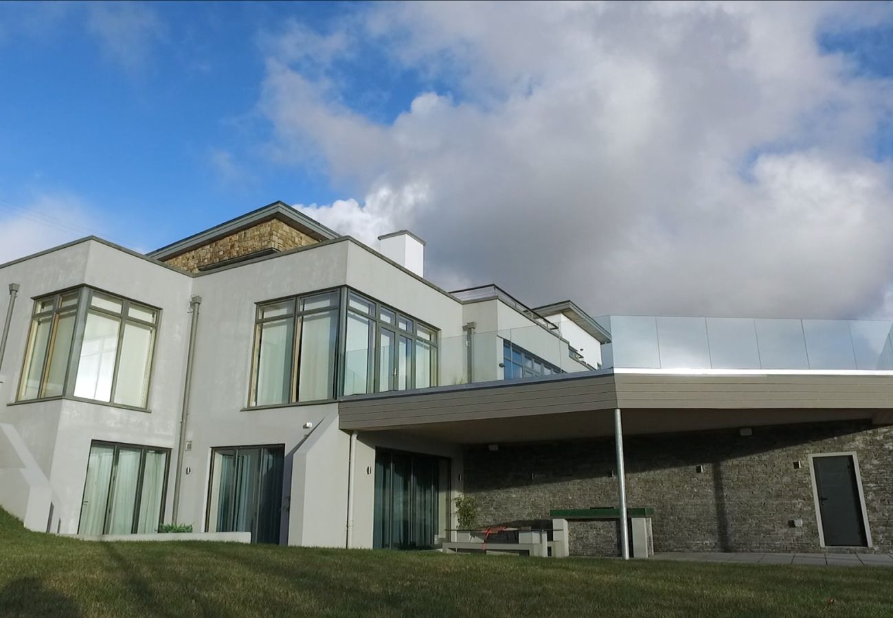Villa in Clifden - Suaimhneas Villa with Castle and Sea Views 