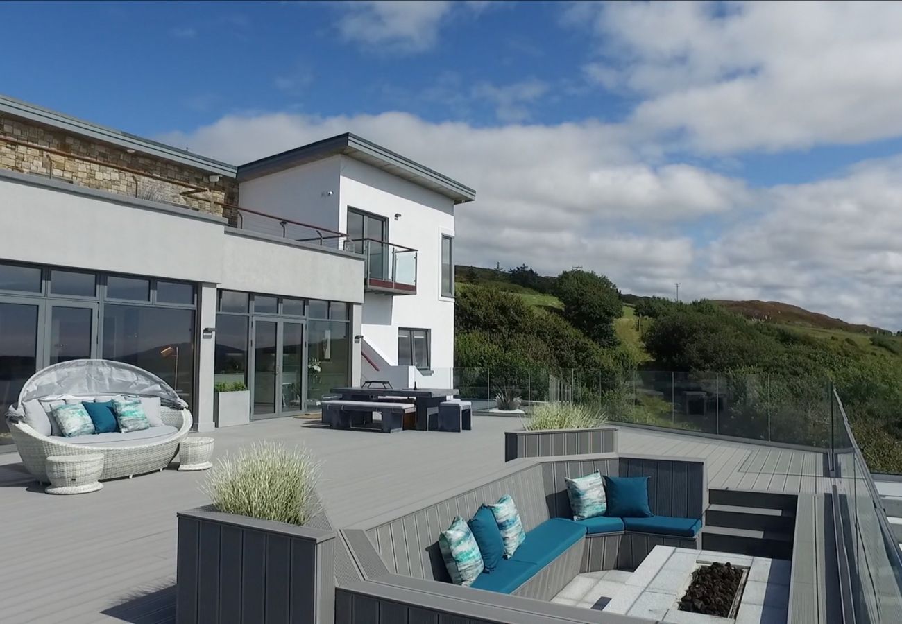 Villa in Clifden - Suaimhneas Villa with Castle and Sea Views 