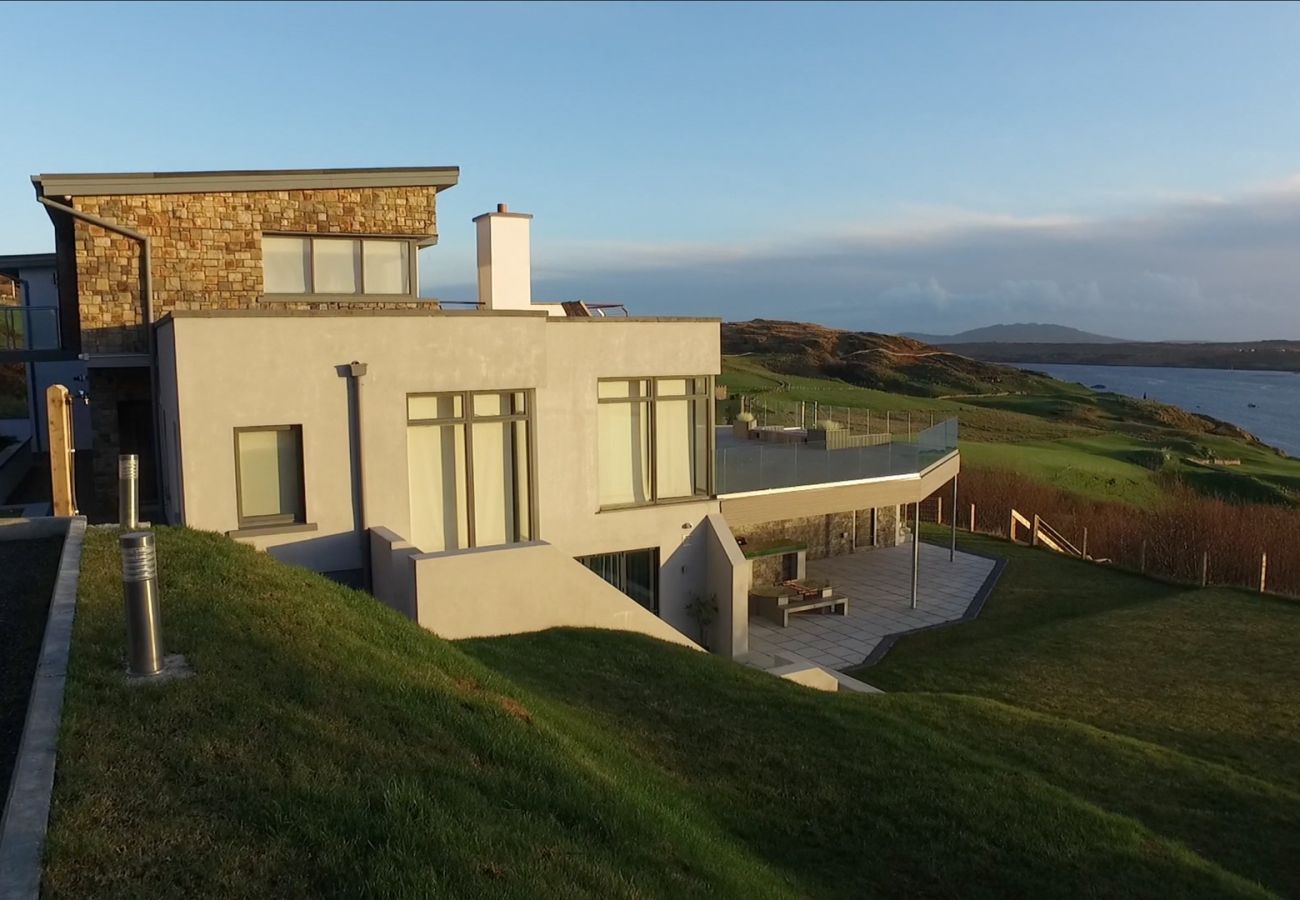 Villa in Clifden - Suaimhneas Villa with Castle and Sea Views 