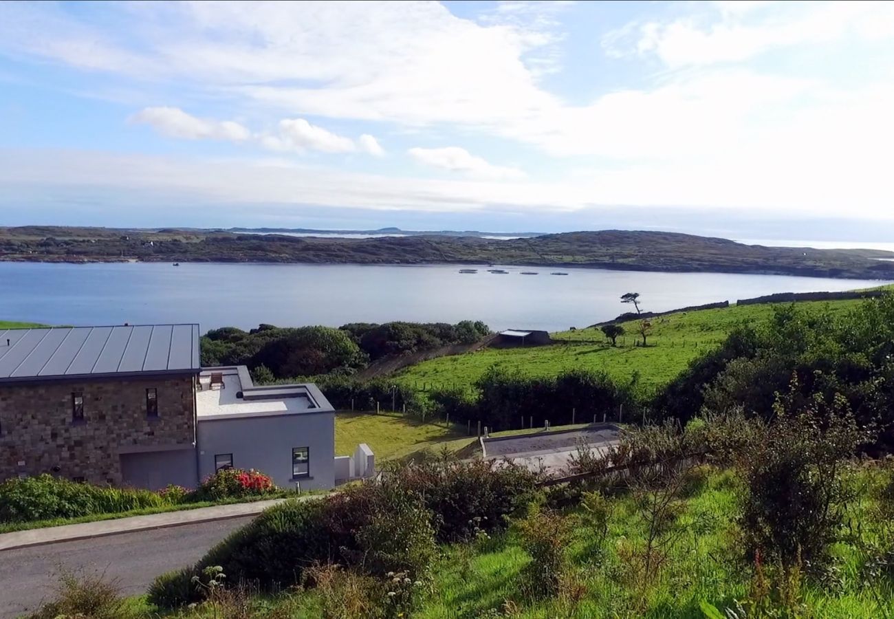 Villa in Clifden - Suaimhneas Villa with Castle and Sea Views 
