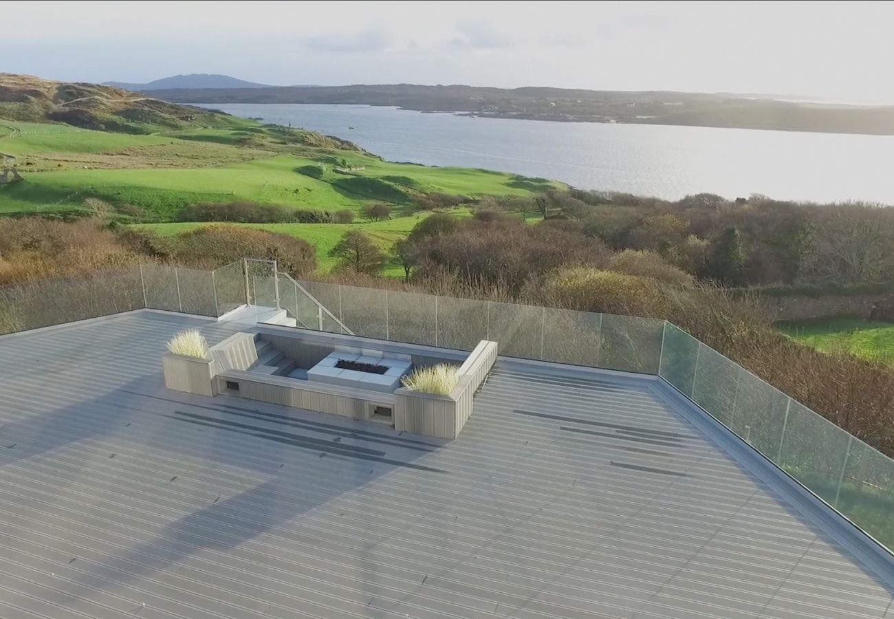 Villa in Clifden - Suaimhneas Villa with Castle and Sea Views 