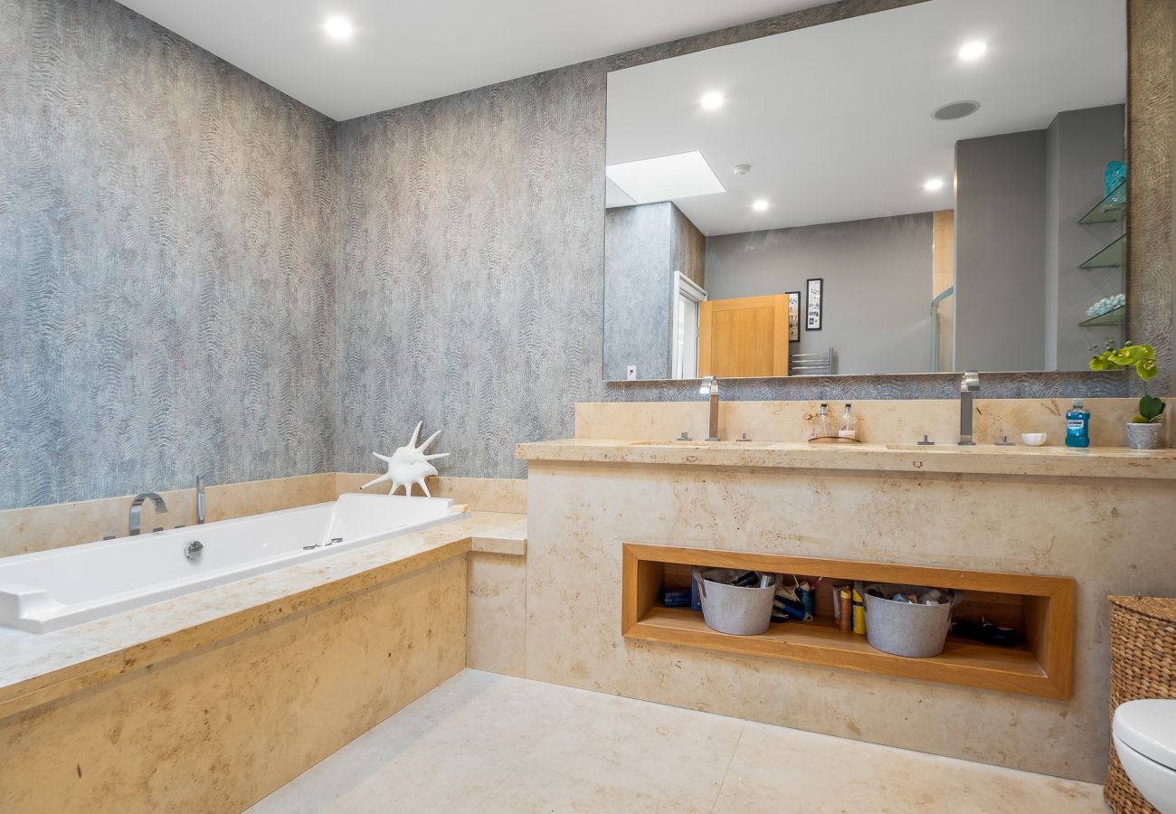 Villa in Clifden - Suaimhneas Villa with Castle and Sea Views 