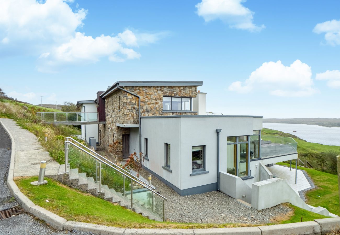 Villa in Clifden - Suaimhneas Villa with Castle and Sea Views 
