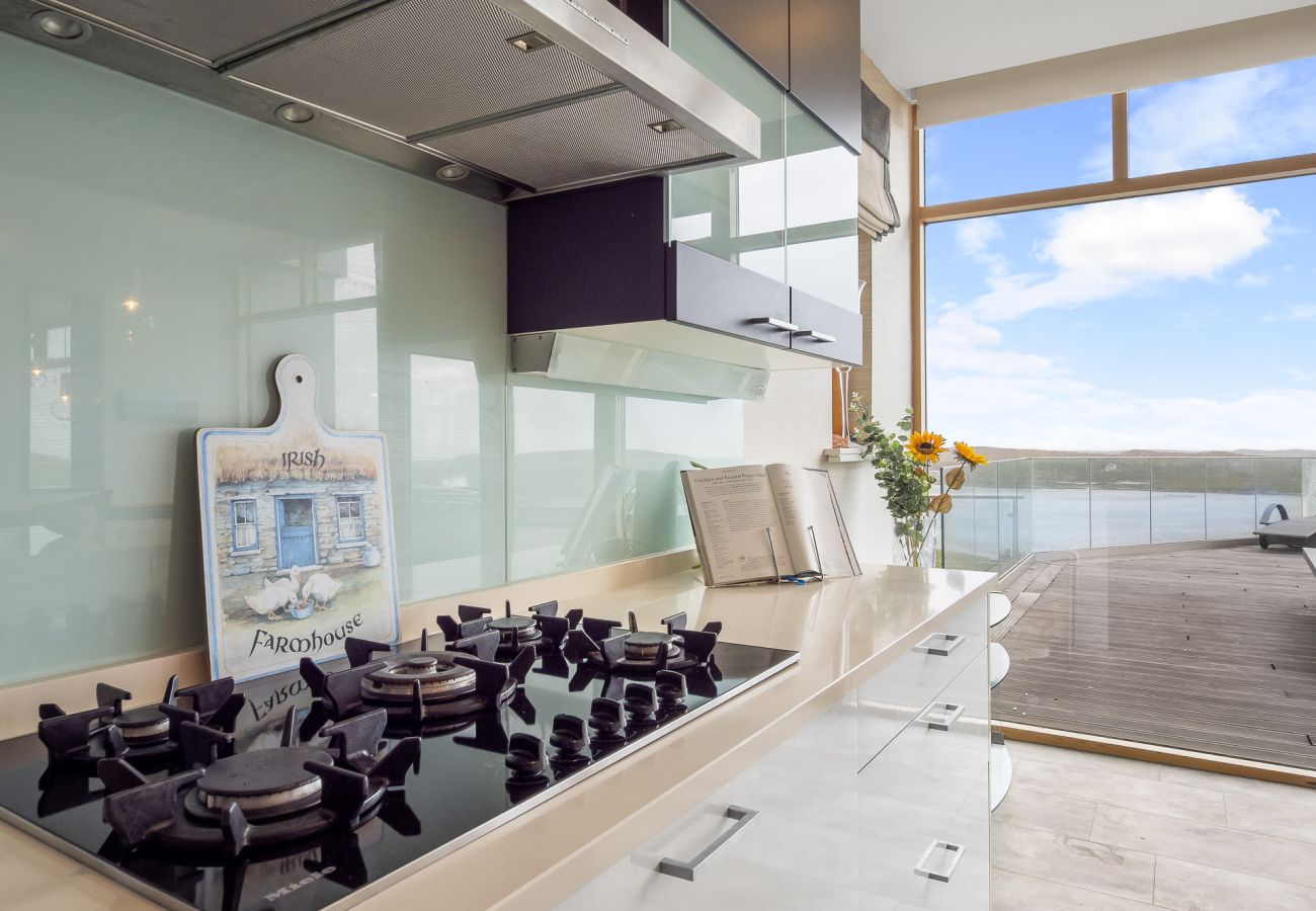 Villa in Clifden - Suaimhneas Villa with Castle and Sea Views 