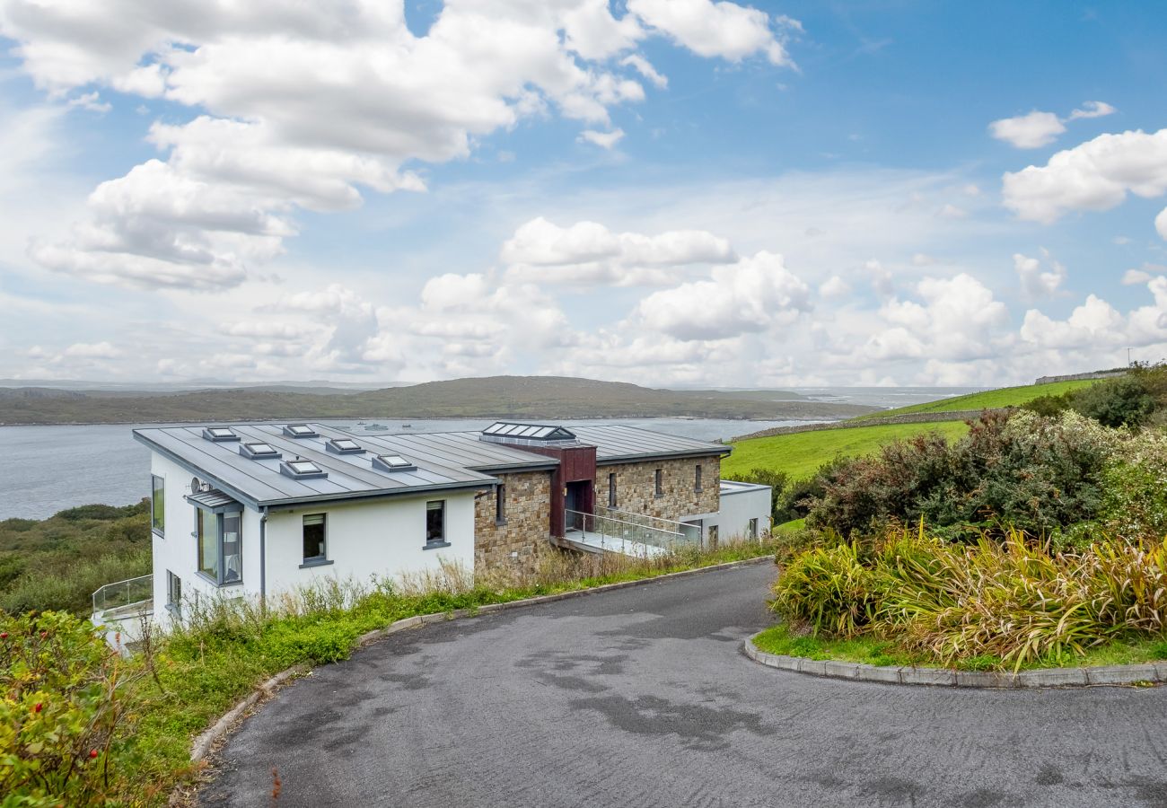 Villa in Clifden - Suaimhneas Villa with Castle and Sea Views 